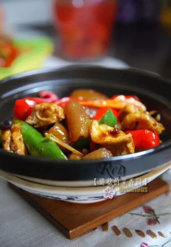 虎皮椒炒肉皮：让你过足辣椒瘾又不上火的美味佳肴