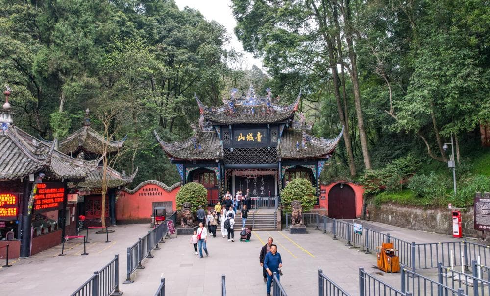 成都最著名的山峰，既是世界遗产和5A级景区，还是道教发源地