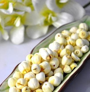 生莲子的营养价值与食用方法（探索莲子的神奇魅力，开启健康生活之门）