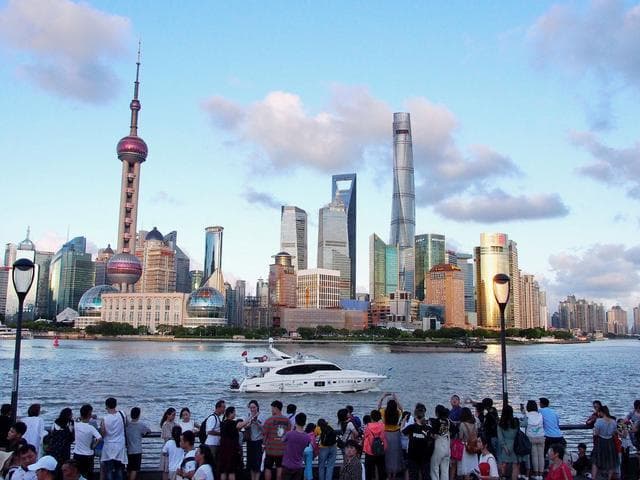 免签后韩国人扎堆来上海打卡，惊叹中国发展太快，对美食赞不绝口