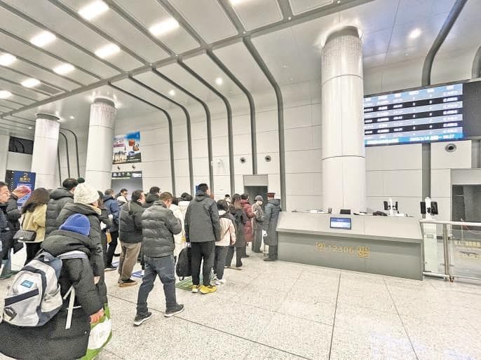 坐着高铁上下班 又快又方便