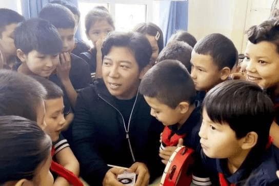 捐建音乐教室、创作公益歌曲，胡海泉多维度践行社会责任