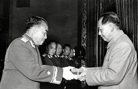 1955年授衔仪式，他38岁，朱老总欣慰道：小鬼，你已经是中将了啊