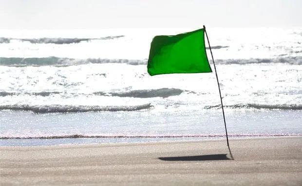假期海滩玩，切记留意海滩安全旗颜色！有什么情况一看就知