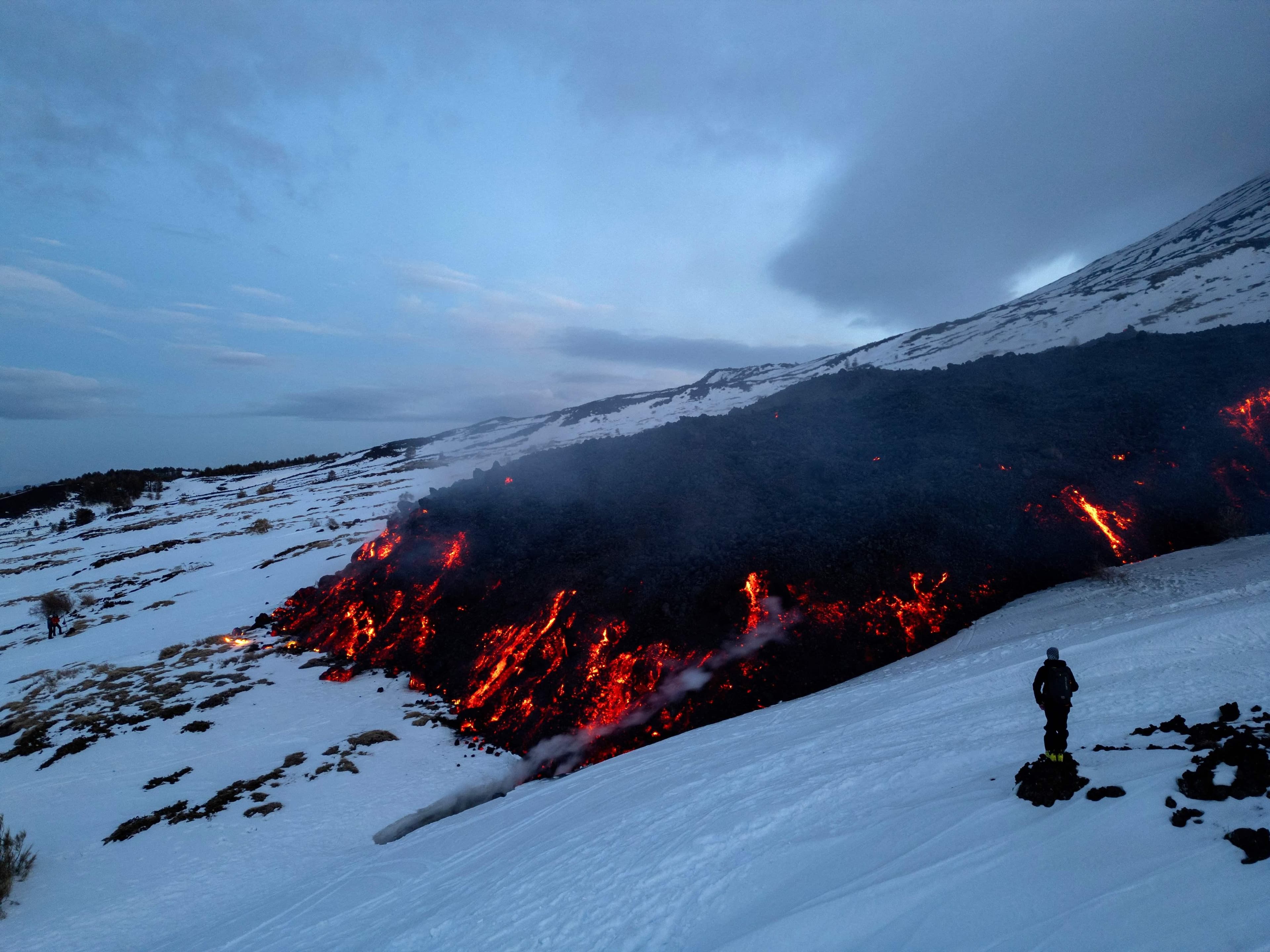 埃特纳火山喷发 游客蜂拥冒险观绝景