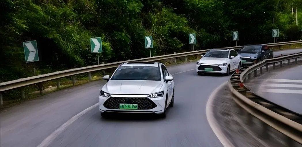 700公里长途实测：15万的电车和15万的燃油车，究竟谁更胜一筹？
