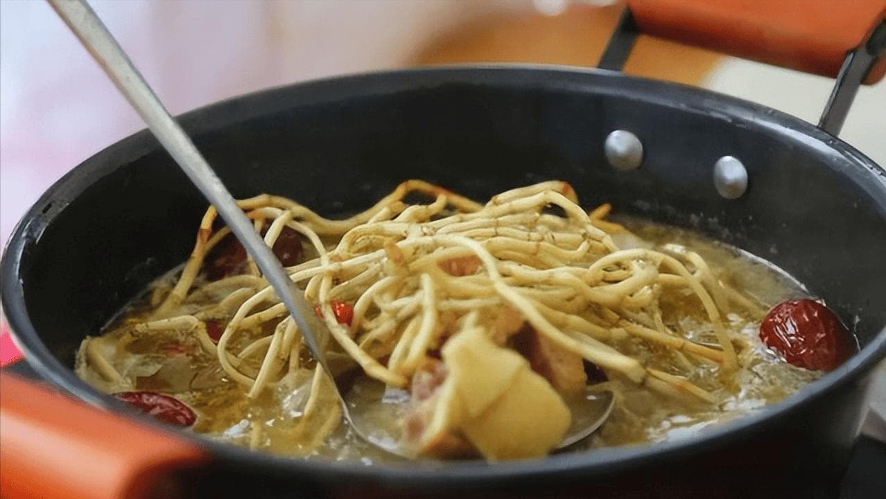 折耳根里的鱼腥草素：夏季凉菜的爱恨之源