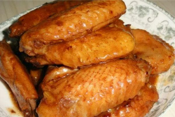 可乐鸡翅，凭借其独特的甜中带咸的口感，成为了家庭餐桌上的常客