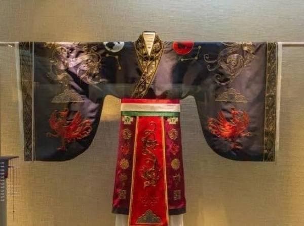 尚织汉服学塾：古代“天人合一”哲学理念与帝王冕服色彩演变的联系