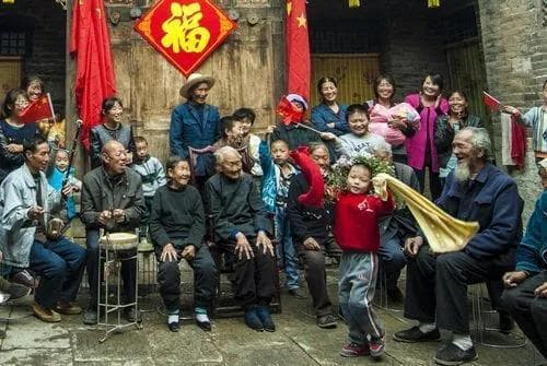 “沙发后面有靠山”：一个俗语背后的传统文化密码