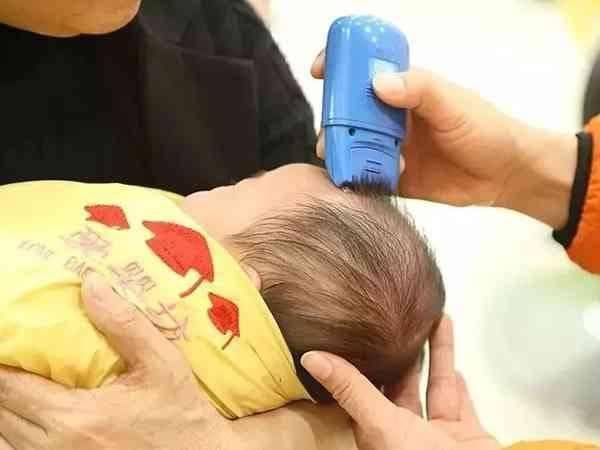 婴儿多久剃头发合适？宝宝剃头的时间、方法与注意事项