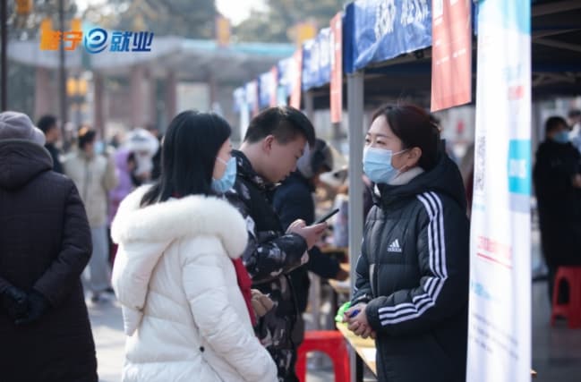 求职路上的隐形翅膀：社交技巧与人脉资源的力量