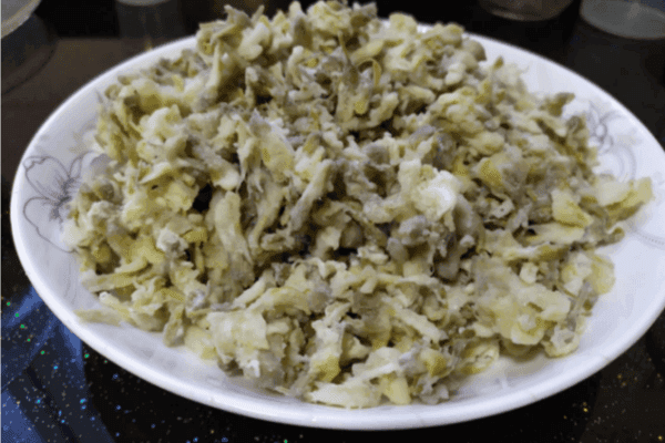 洋槐花蒸菜，传统的春季美食，以独特的清香和口感，深受人们喜爱