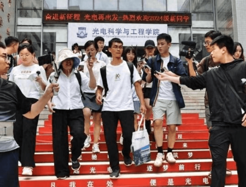 经历16次高考的唐尚珺，直言内心还是想上清华，为了母亲不会再退学