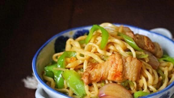 炒面时，面条先蒸后炒，根根分明，好吃入味，味道不比饭店差