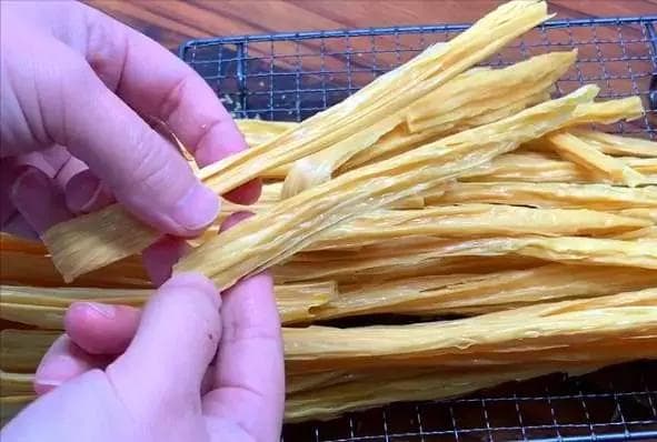 腐竹最忌直接用清水泡，干货店老板教我一招，10分钟泡发无硬芯