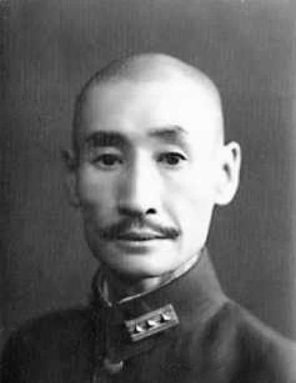 他是抗日战争第一枪的打响者，但之后投降日寇，这是为何？