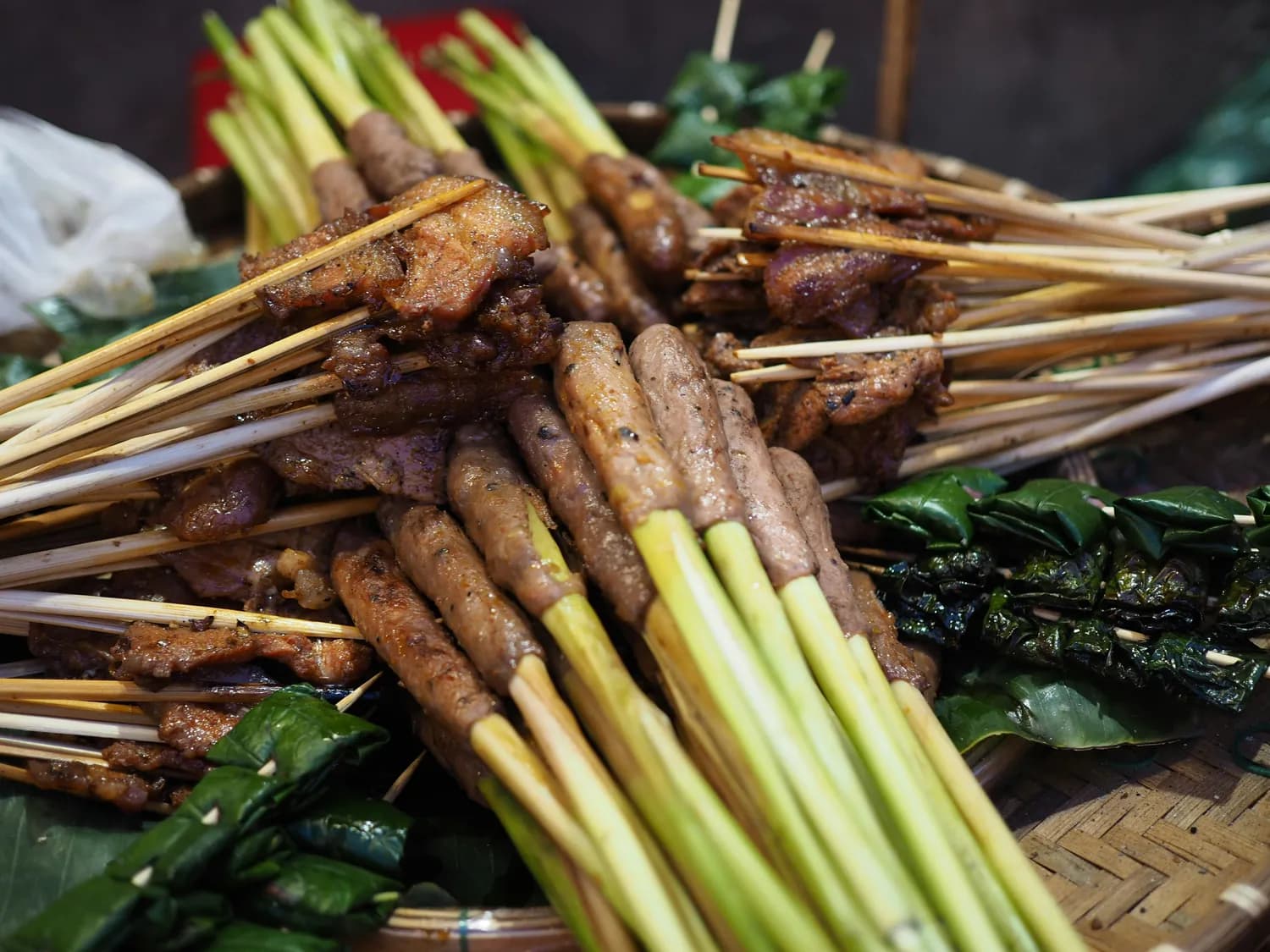 傣味烧烤与竹筒饭：西双版纳的热带雨林美食名片