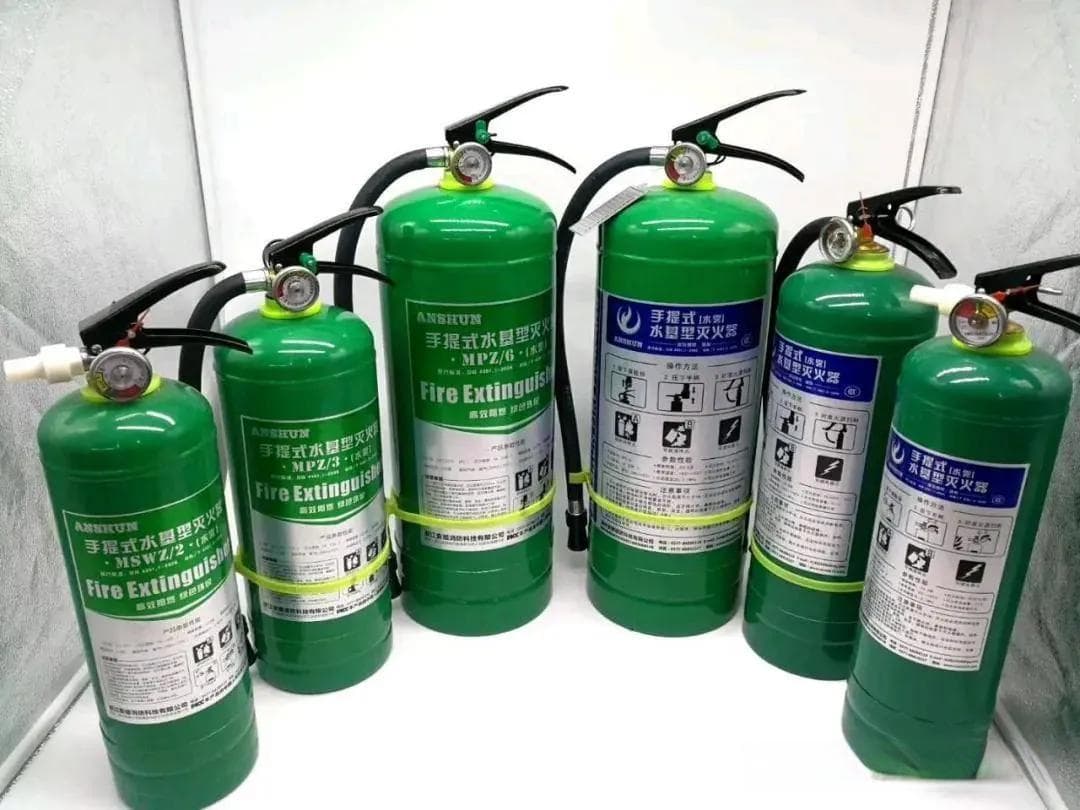 一文详解带电物质火灾灭火器使用指南：水基型灭火器能否应对带电火灾？