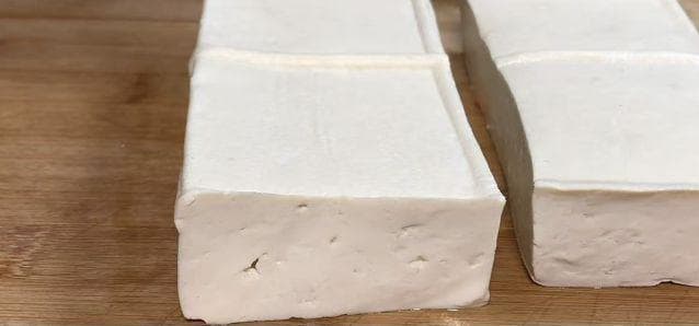 家常煎豆腐：掌握这个小技巧，豆腐不碎不粘锅