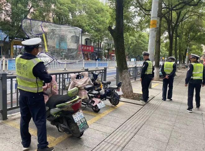 遮阳伞、遮雨篷很实用，为什么交警要求拆除？专家说出了4个原因