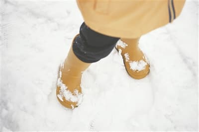 小心！常穿厚底雪地靴很伤脚