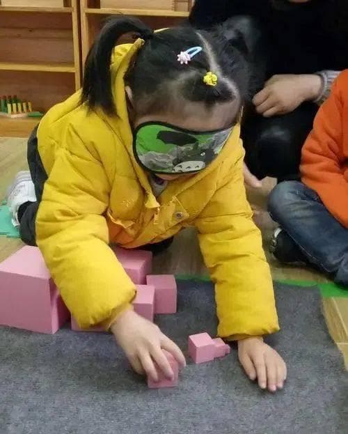 幼儿园感官小路：用小脚丫认识世界