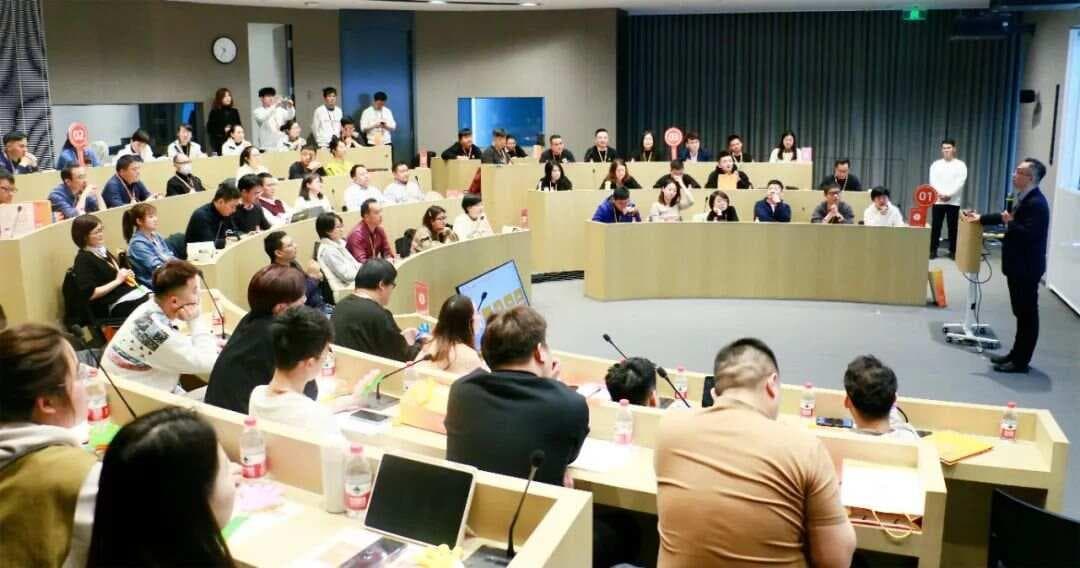 做管理，不要和下属比能力