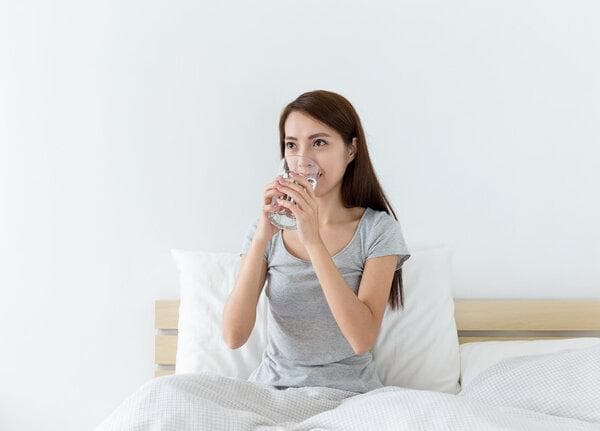 腹胀时喝水有用吗？医生提醒：这样喝水才对症