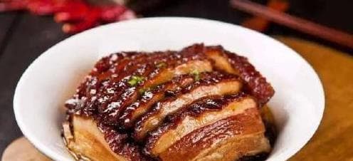 大厨揭秘酱梅肉做法，红亮色泽软嫩入味，轻松打造家常美味佳肴