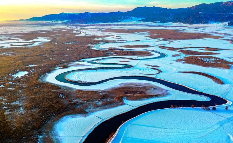 农业农村部推介2024新疆冬季旅游精品：湿地滑雪与沙漠越野