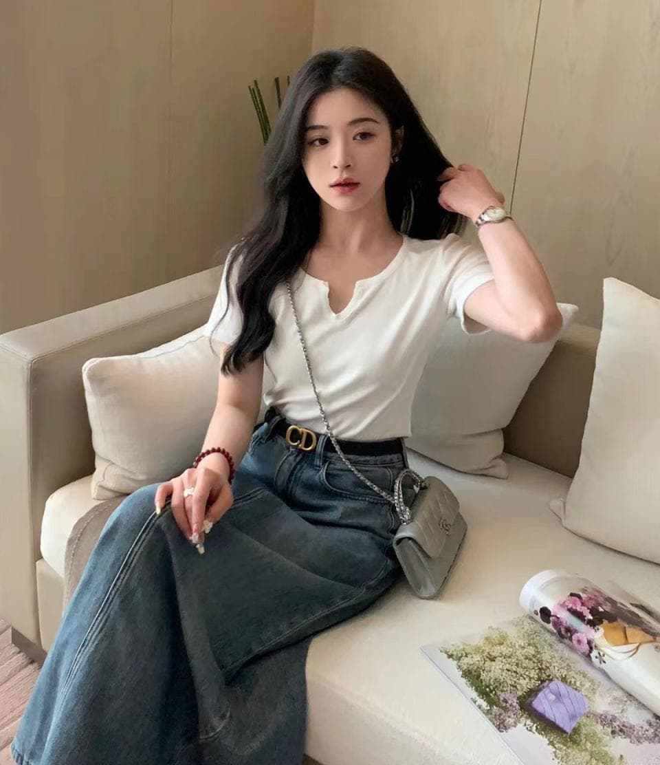 牛仔与“白色”上衣才是绝配！记住这四个穿搭公式，轻松变美