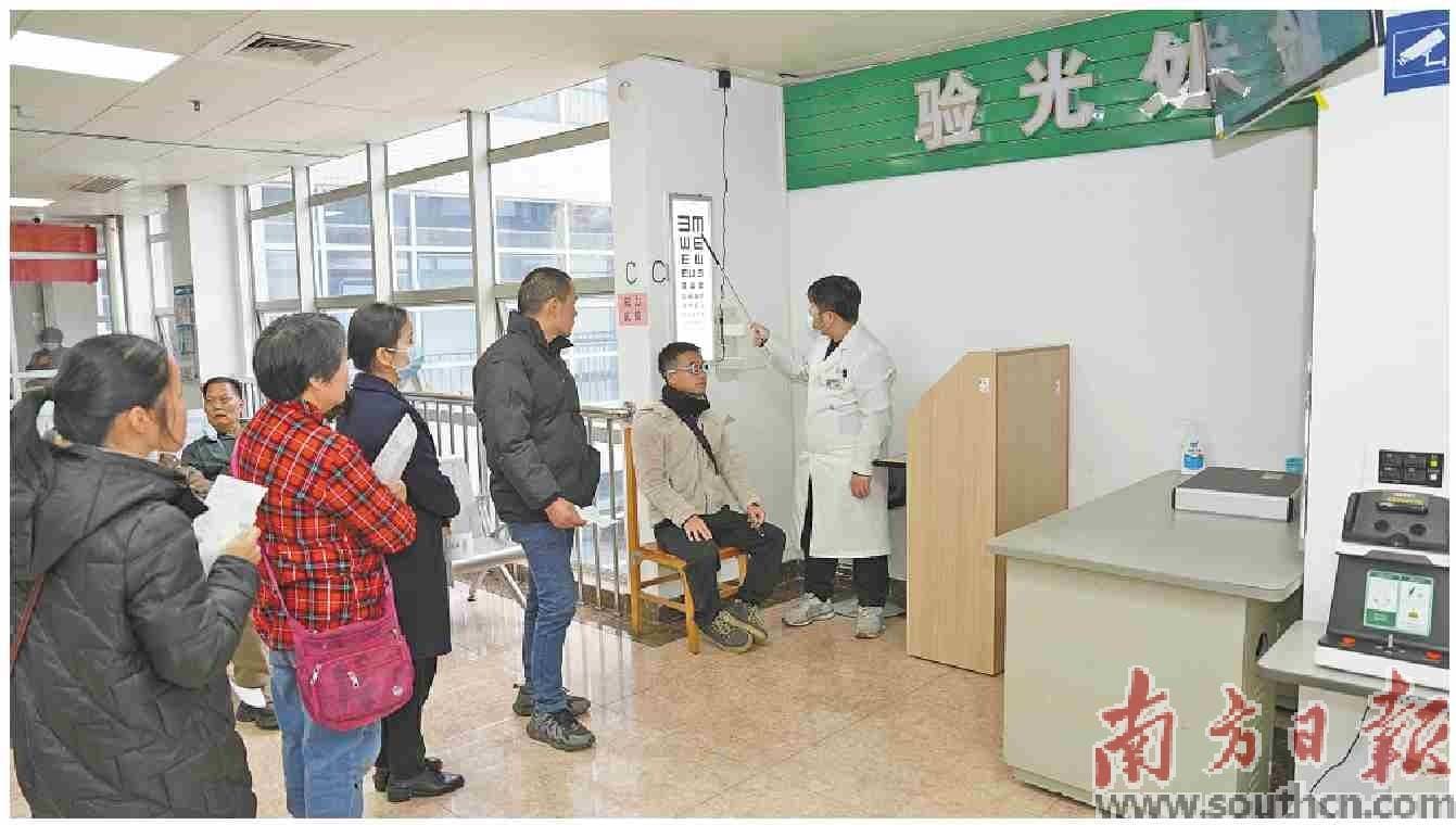 定期查眼底 远离青光眼