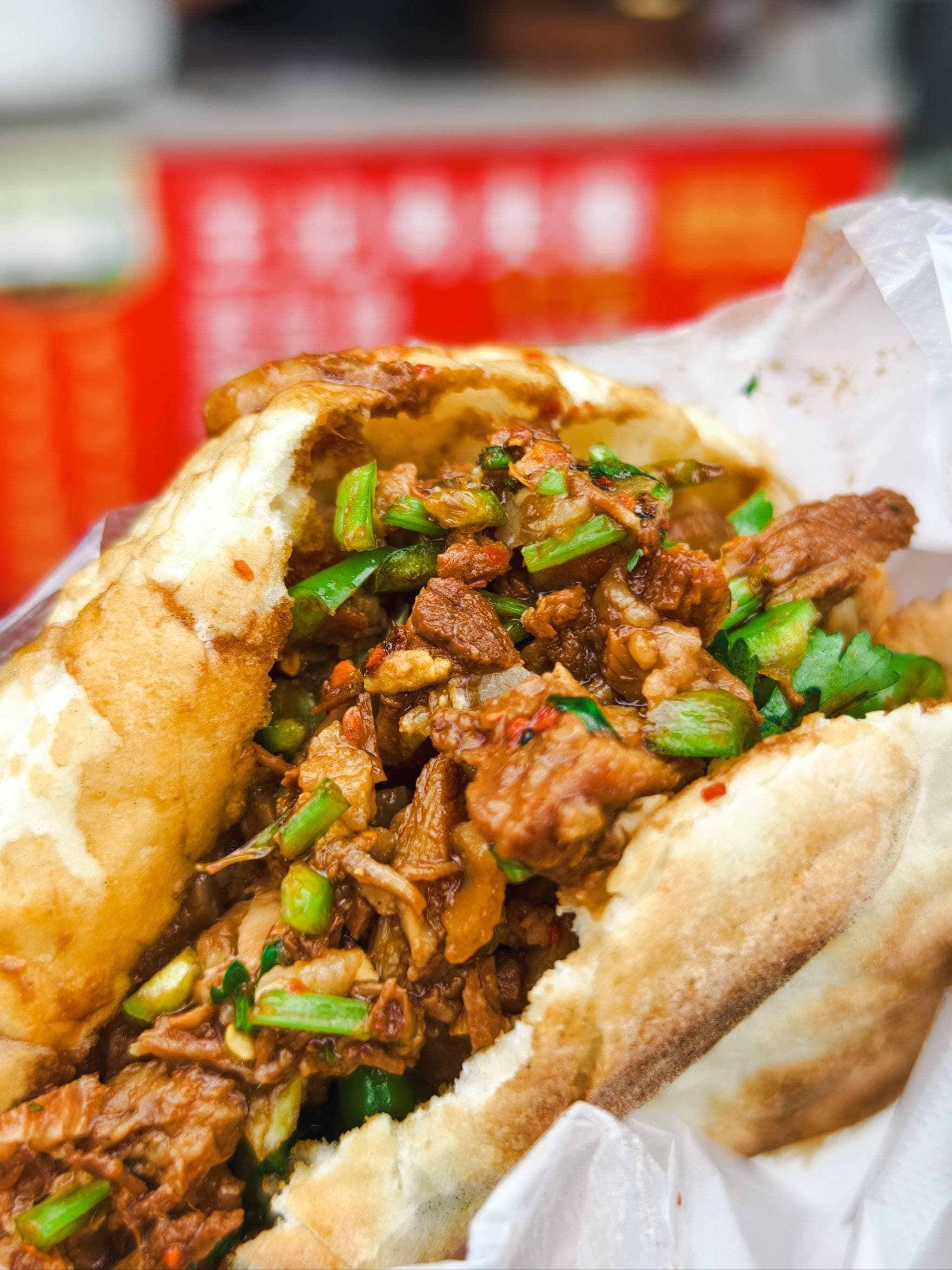 肉夹馍：馍与肉的灵魂碰撞，一口咬下西安的味道