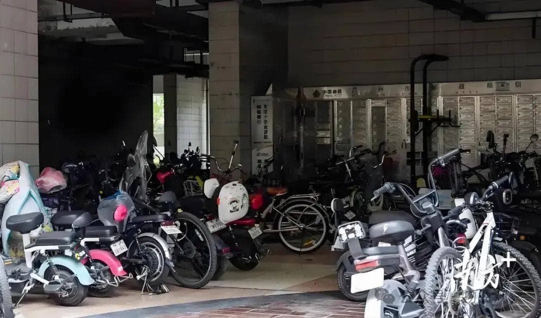 楼道停放自行车可以吗？物业该如何处理？