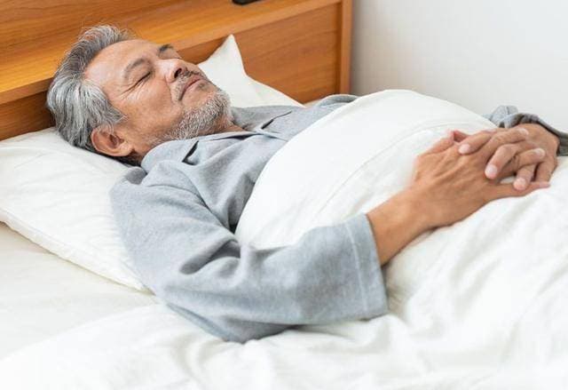 睡眠和寿命有关？七十岁的人，每晚睡多久算正常？看看你达标吗？