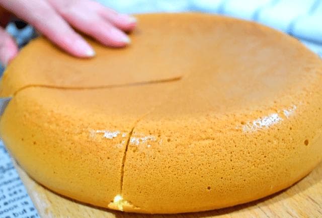 电饭锅也能做蛋糕！不加1滴水，一搅一拌就出锅，香甜松软抢着吃