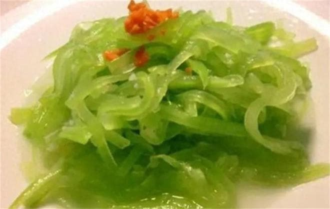 凉拌莴笋丝像我这样做，几步就搞定，做法简单，比大鱼大肉好吃