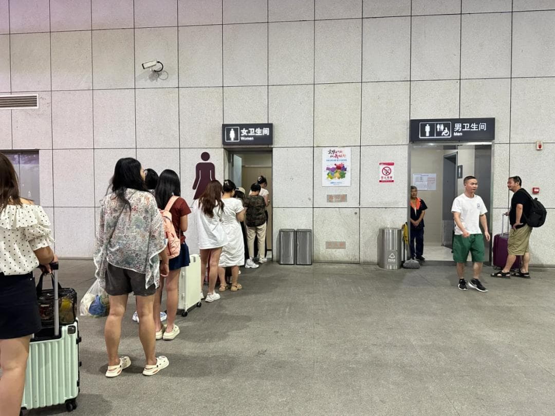 世界级难题：为什么女厕门口永远在大排长队？