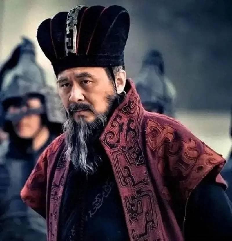 张绣为什么因为曹操霸占婶婶想杀曹操呢？他俩处对象关张绣什么事