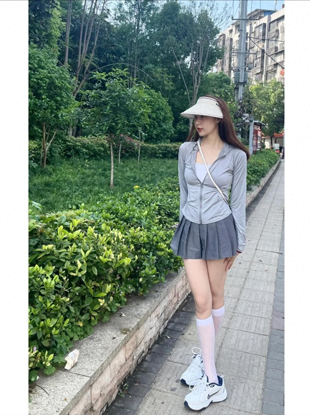 成都女生的时尚秘诀：“短裙搭配中筒袜”显腿长穿搭指南