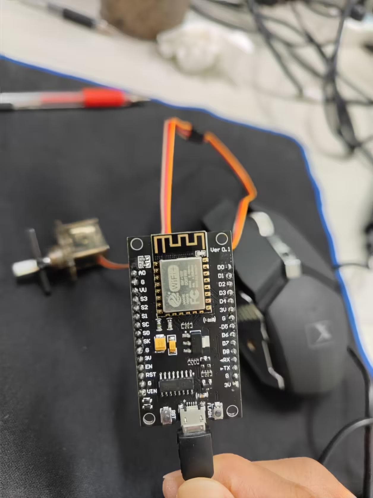 宿舍远程关灯神器：低成本ESP8266 WIFI+舵机+blinker方案