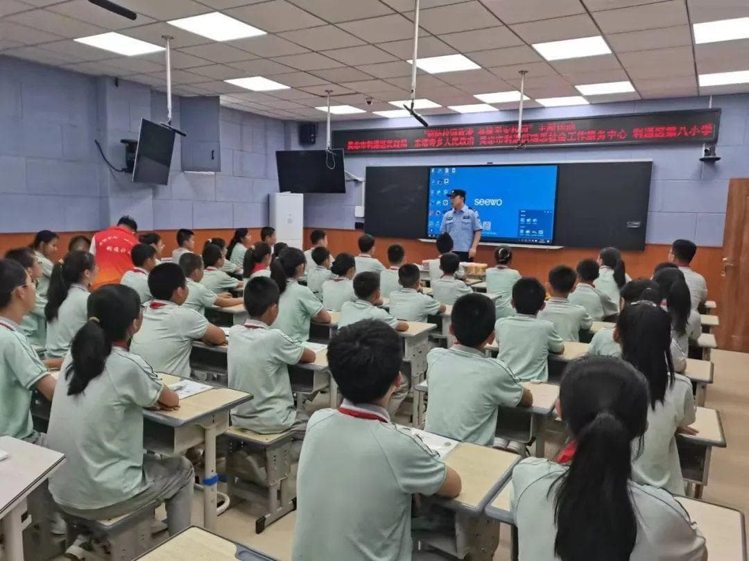 落实四项措施严守校园安全