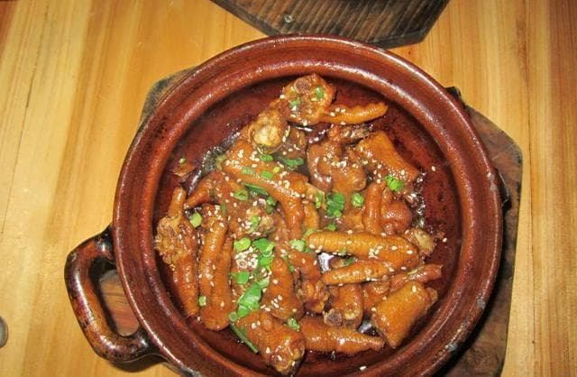 家常鸡爪煲制作秘籍：焯水爆香加土豆，炖煮半小时，软糯鲜香超满足！