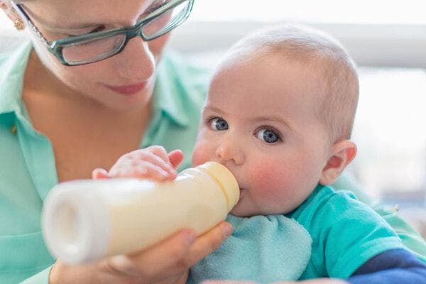 婴儿吃母乳老是吐奶怎么办