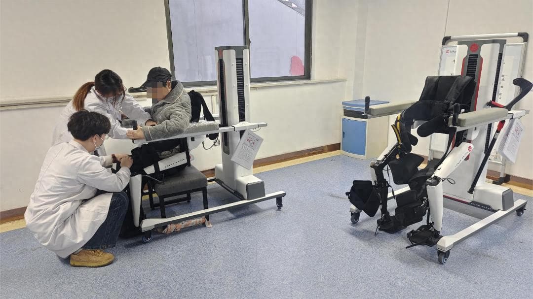 “神工”助行！外骨骼机器人开启中风患者的智能康复新纪元
