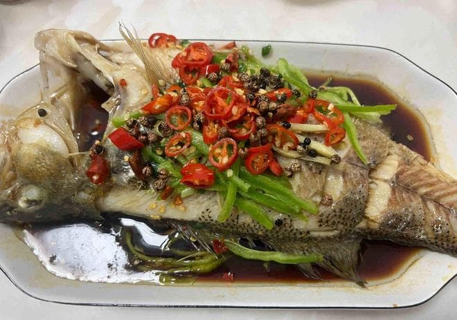 清蒸鲈鱼——清新不腻，汤汁鲜美回甘