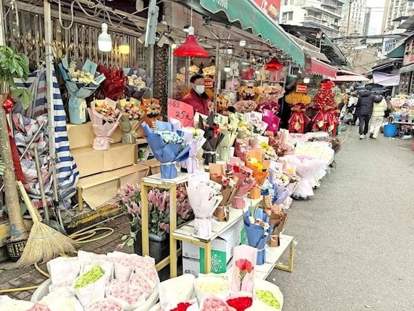 武汉鲜花市场备货忙  花价涨幅约五成 这个春天  悦己消费升温