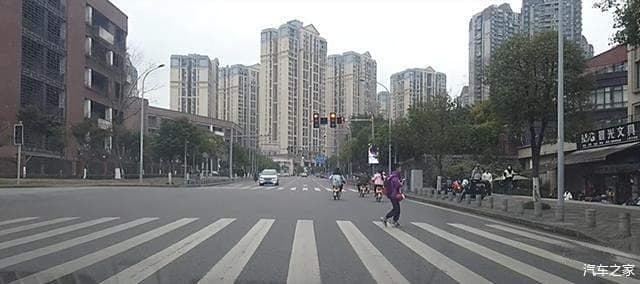 学车攻略：从基础操作到实战技巧，新手也能安全驾驶