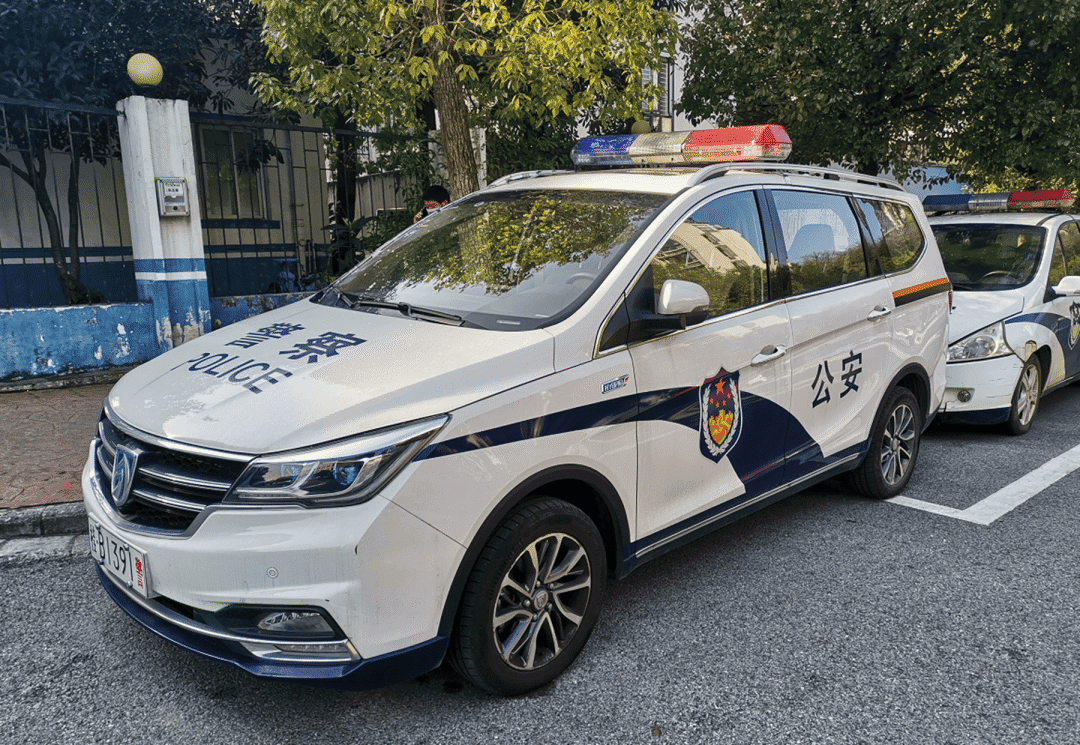 中国警车“大换血”，大众丰田被抛弃，新能源车型亮相！网友：开窍了